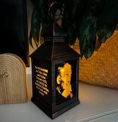 Gravírovaný lampáš s LED sviečkou a časovačom