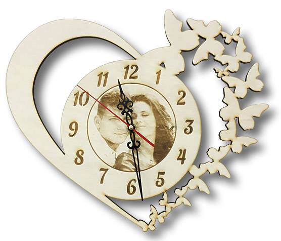 Falióra fából, pillangó mintával