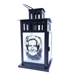 Gravírovaný čierny lampáš s bielymi sklami – moderná pietna dekorácia na hrob