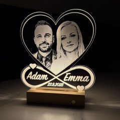 LED lampička s gravírovanou fotografií a jmény v srdci s nekonečnem – osobní dárek z akrylu (201 × 219,5 mm)