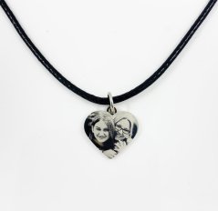 Gravírované srdiečko na šnúrke 15x15 mm