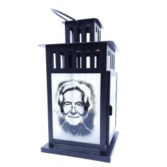 Gravírovaný čierny lampáš s bielymi sklami – moderná pietna dekorácia na hrob