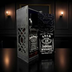 Gravírované darčekové balenie na fľašu Jack Daniel’s 1 l – meno, vek, text a hviezdna mapa – personalizovaný drevený obal