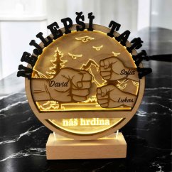 GRAVÍROVANÁ SVETELNÁ DEKORÁCIA Z DREVA A AKRYLU – „NÁŠ HRDINA“ PRE OCKA (VOLITEĽNÝ TEXT, 2 AŽ 3 PÄSTE)