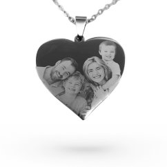 Gravírozott szív medál saját fényképpel és szöveggel – személyre szabott ékszer orvosi acélból
