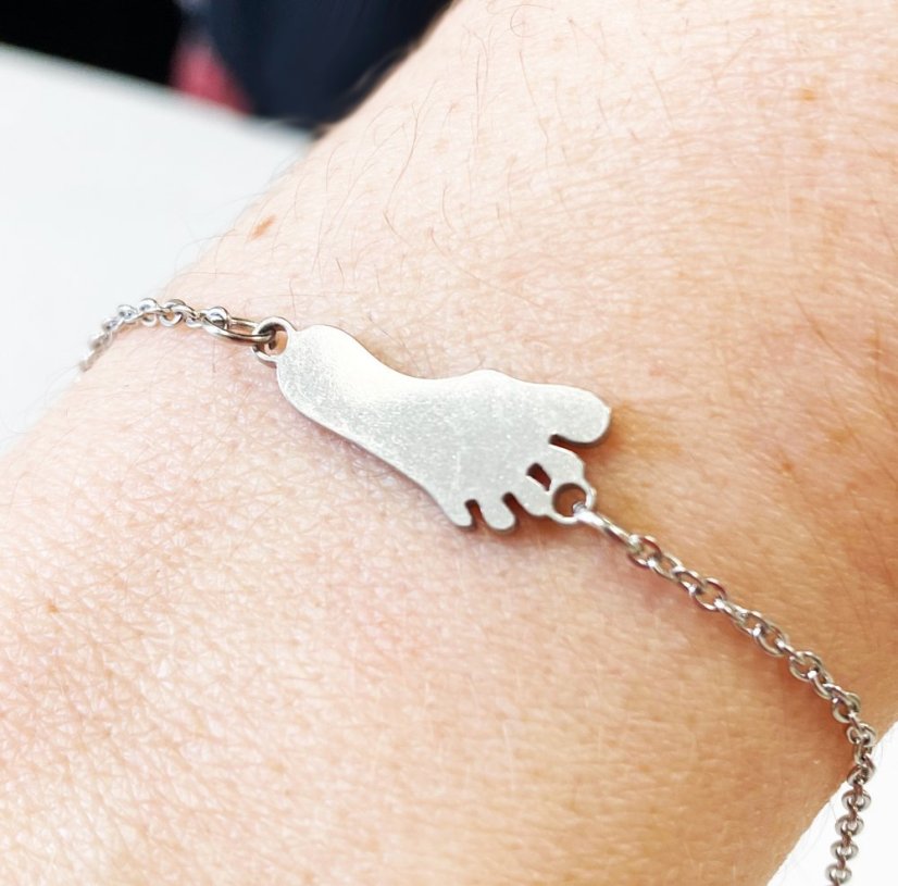 Acél karkötő – lánc baba lábnyommal