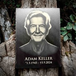 GRAVÍROVANÁ BRIDLICOVÁ TABUĽA S FOTOGRAFIOU A TEXTOM – ELEGANTNÁ PAMIATKA NA HROB