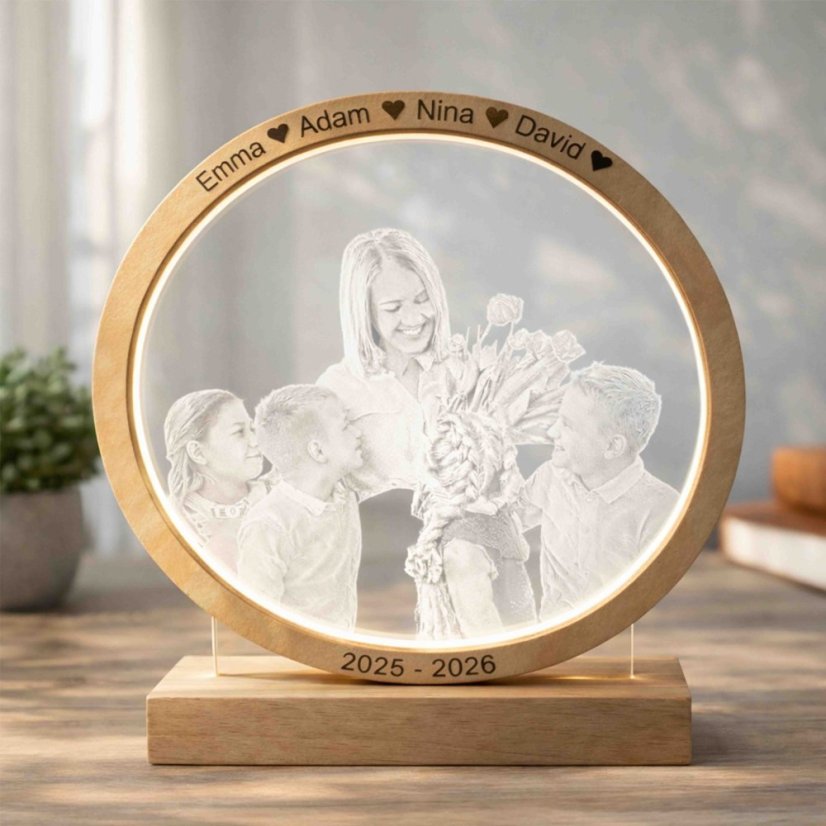 Gravírovaná LED lampa kruh z akrylu a dřeva s fotografií a jmény – personalizovaná světelná dekorace (A052)