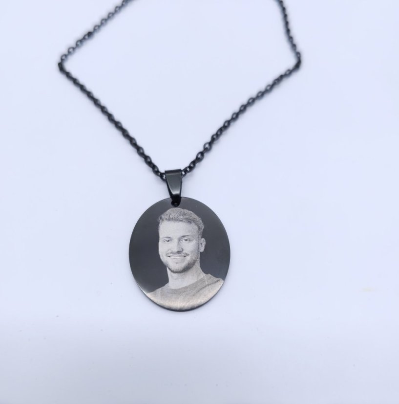 Gravírovaný prívesok oval limitovaná edícia
