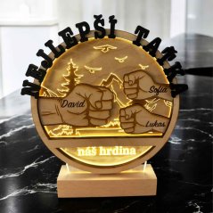 GRAVÍROVANÁ SVETELNÁ DEKORÁCIA Z DREVA A AKRYLU – „NÁŠ HRDINA“ PRE OCKA (VOLITEĽNÝ TEXT, 2 AŽ 3 PÄSTE)