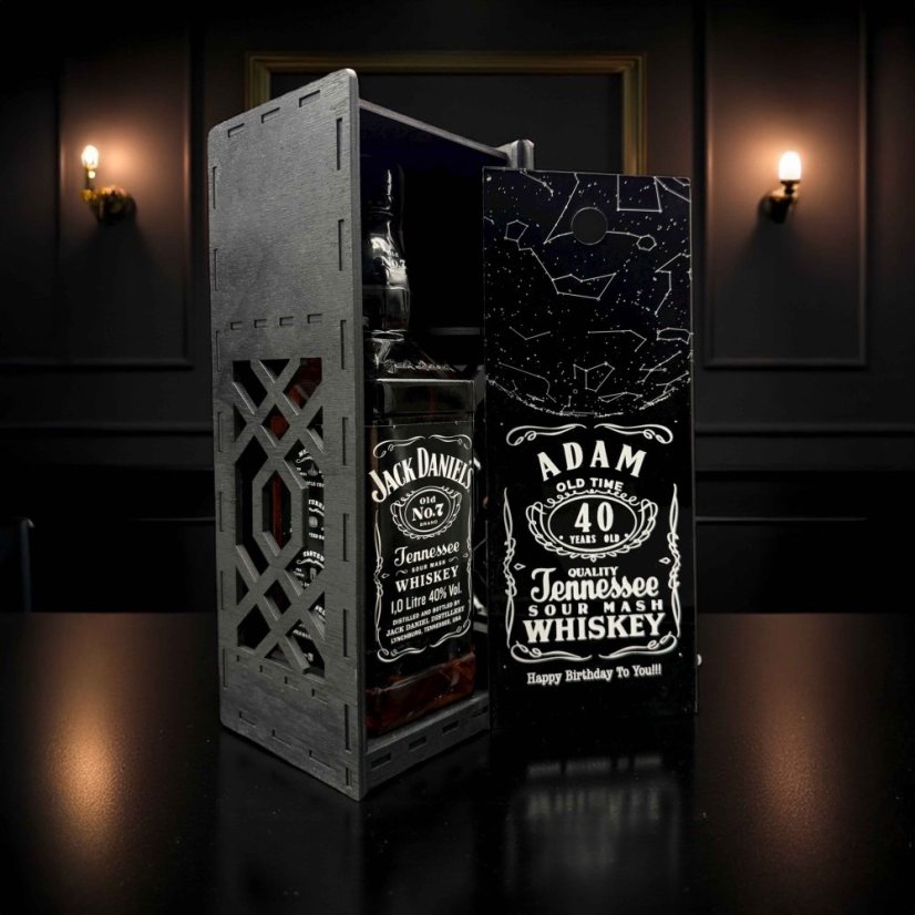 Gravírované darčekové balenie na fľašu Jack Daniel’s 1 l – meno, vek, text a hviezdna mapa – personalizovaný drevený obal