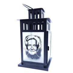 GRAVÍROVANÝ LAMPÁŠ NA HROB S FOTOGRAFIOU – PAMÄTNÁ DEKORÁCIA ZO SKLA A OCELE (28 cm)