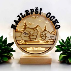 GRAVÍROVANÁ SVETELNÁ DEKORÁCIA Z DREVA A AKRYLU – „NÁŠ HRDINA“ PRE OCKA (VOLITEĽNÝ TEXT, 2 AŽ 3 PÄSTE)