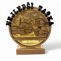 GRAVÍROVANÁ SVETELNÁ DEKORÁCIA Z DREVA A AKRYLU – „NÁŠ HRDINA“ PRE OCKA (VOLITEĽNÝ TEXT, 2 AŽ 3 PÄSTE)