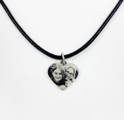 Gravírované srdiečko na šnúrke 15x15 mm