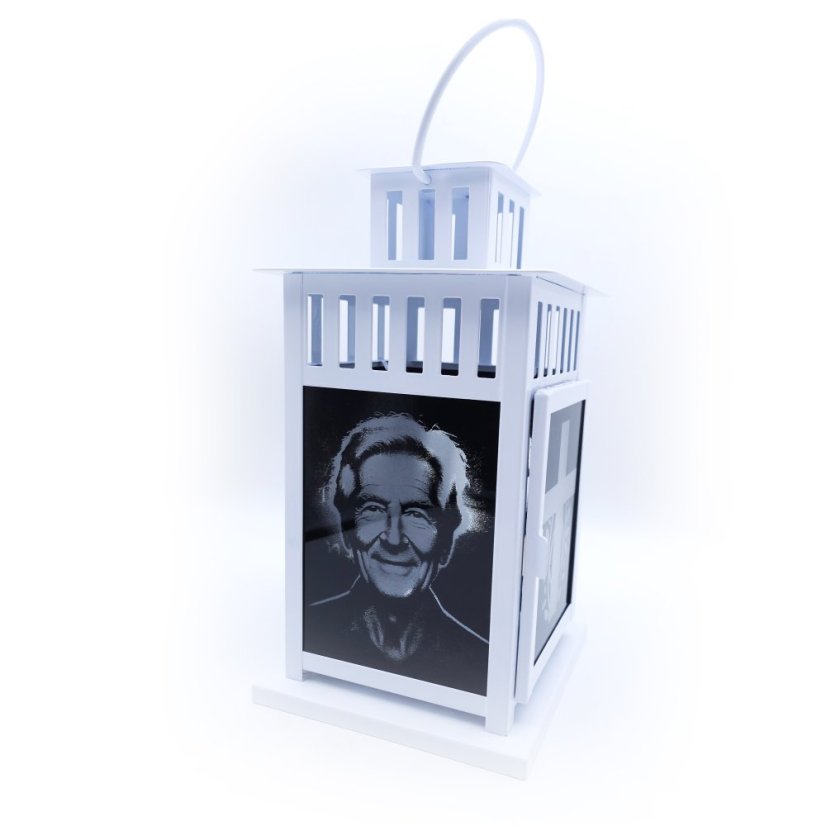GRAVÍROVANÝ LAMPÁŠ NA HROB S FOTOGRAFIOU – PAMÄTNÁ DEKORÁCIA ZO SKLA A OCELE (28 cm)