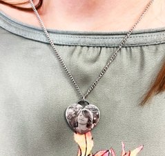 PRÍVESOK S GRAVÍROVANÍM FOTOGRAFIE - SRDIEČKO 2,5x2,5cm