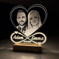 LED lampa s gravírovanou fotografiou a menami v srdci s nekonečnom – personalizovaný darček z akrylu (201 × 219,5 mm)