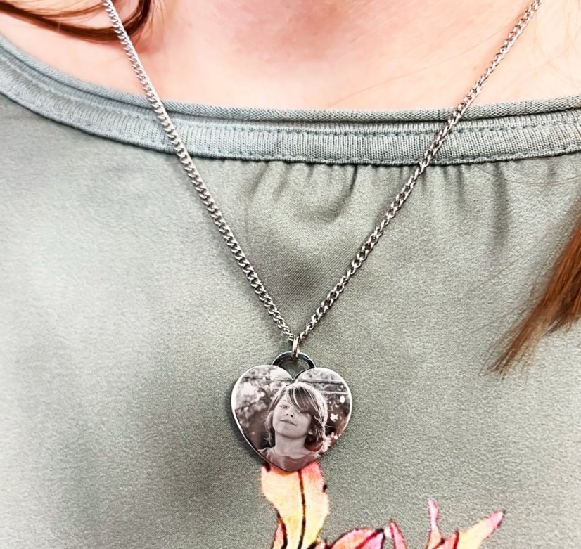 PRÍVESOK S GRAVÍROVANÍM FOTOGRAFIE - SRDIEČKO 2,5x2,5cm